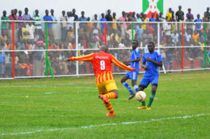 Presidente de Burundi jugando fútbol