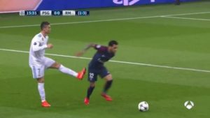 Cristiano le ha soltado una patada a Alves que no ha impactado en el brasileño