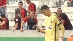 ¿Por qué el arquero de Paranaense usó el celular en pleno partido?