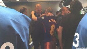 el abrazo de iniesta y zidane tras el último clásico de don andres iniesta