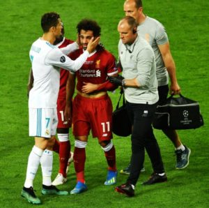 salah es consolado por cristiano ronaldo