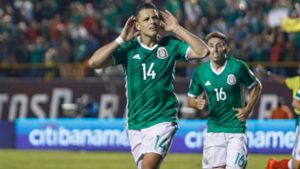 Chicharito celebra un gol con méxico