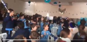 Pequeños festejando el tanto de Uruguay