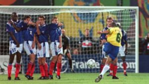 Se cumplen 21 años del tiro libre de Roberto Carlos ante Francia