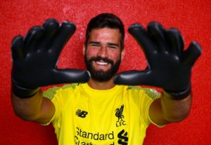 Liverpool confirmó el fichaje de Alisson. en 73 millones de euros, récord histórico por un arquero.