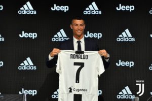 Cristiano Ronaldo ya posa con la camiseta de la Juventus.