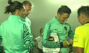 ÁRBITRO le pide autógrafo a Mezut Ozil en su tarjeta amarilla (VIDEO)