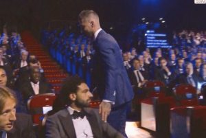 En el sorteo de la Champions, Sergio Ramos le tocó a Salah el hombro que le lesionó en la final de la edición pasada