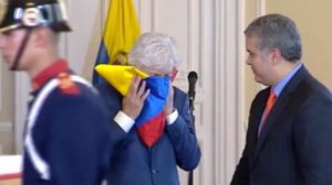 llorando, José Pékerman recibió el Pabellón Nacional entregado por el presidente Iván Duque
