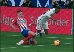 La falta de Giménez a Vinicius era fuera del área pero el VAR ha dado penalti