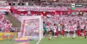 casi marca gol olimpico juanfer quintero en el river vs independiente