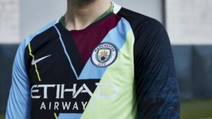 La camiseta del manchester city que diseño nike al club ingles alusivo a los 6 años que lleva con el club 2019