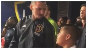 Así calmó Zlatan a a un niño que estaba nervioso porque lo acompañaría al campo