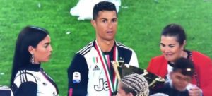 A Cristiano Ronaldo se le va el trofeo de liga... y golpea a su hijo en la cabeza