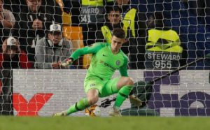 Sin meter las manos...Kepa Arrizabalaga detuvo penal con la espinilla