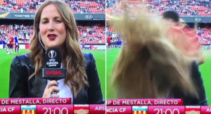 Reportera recibió balonazo en la previa de Valencia Vs Arsenal por UEFA Europa League jugado hoy. Pobrecita