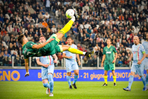 Cristiano Ronaldo emuló su épica chilena en partido benéfico...ASISTENCIA DE PIRLO!