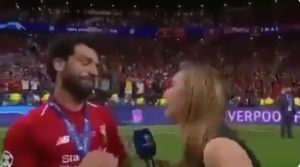 Así reaccionó Salah cuando pensó que una periodista intentaba darle un beso