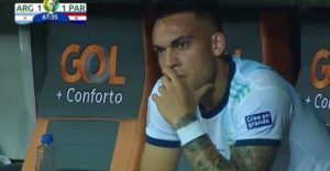 La reacción de Lautaro Martínez tras ser sustituido por Scaloni