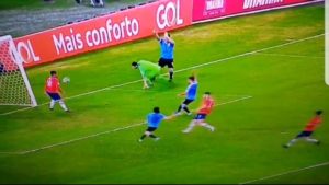 luis suarez pidiendo mano del arquero de chile en la copa america