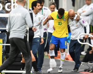 asi quedo el tobillo de neymar tras la lesion ante qatar
