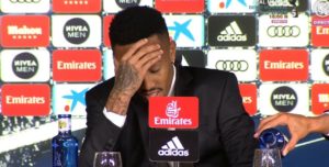 Militao, nuevo jugador del Madrid, se marea en su presentación oficial