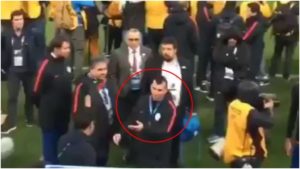 Un hincha insultaba a Gary Medel y al retirarse del campo así reaccionó el volante chileno...