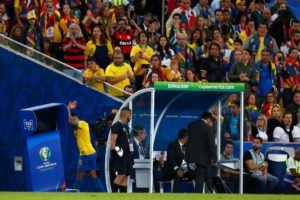 Tras la expulsión, Gabriel Jesus tiró la cabina del VAR lleno de furia