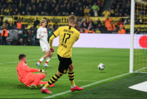 El GOL SIN ANGULO de Haaland para sumar 5 goles en 57 minutos con el Dortmund