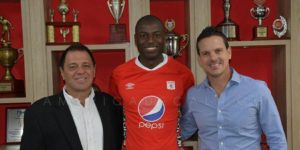 adrian-ramos-escarlata