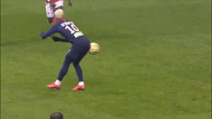 Neymar dando un pase con el culo. Le da igual absolutamente todo...
