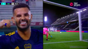 El tiro libre por debajo de la barrera. Una genialidad de Cardona con BOCA ante VELEZ