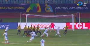 ¿No le das penalti a Messi? Pues no pasa nada, te clava un golazo DE TIRO LIBRE al palo del portero