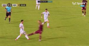 Adrián Martínez, defensor de Venezuela, casi lesiona a Messi