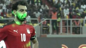 Lluvia de lasers sobre jugadores de Egipto en los penaltis lo deja fuera de Qatar. Celebra Senegal.