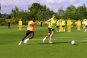 Harry Kane deja en ridículo a Davinson Sánchez en entrenamiento con el Tottenham