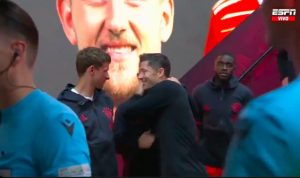 ¿Lewandowski le niega el saludo a Muller? Esto pasó en el túnel