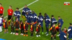 El PSG sale a la cancha en Israel y los niños sales a abrazar a Messi. MOMENTAZO.