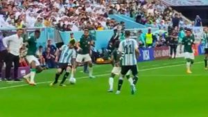 El caño monumental que le hizo un jugador de Arabia al Cuti Romero