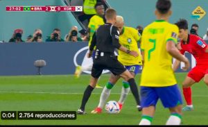 Ruleta de Neymar para eliminar dos rivales...Y AL ÁRBITRO.