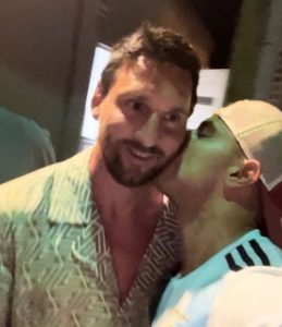 Un aficionado le robó un beso a Messi en Miami