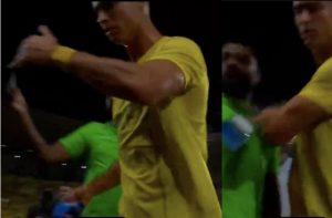 CRISTIANO RONALDO EMPUJA A UN HINCHA