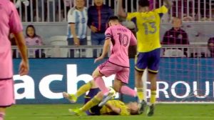 Messi regateando a un rival que estaba en el suelo como si fuera un cono DEL REAL SALT LAKE