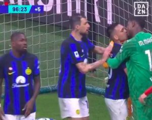 ¿Lautaro besándose con Maignan del Milan?